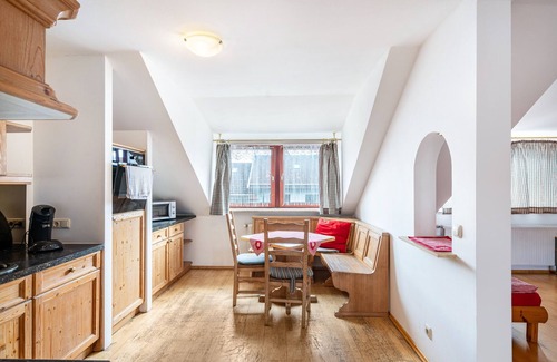 Munchen District Apartment | Knödelhof 'Appartement 4' with Shared Terrace and Wi-Fi