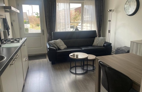 Petten Apartment | Knus Zomerhuis in Centrum van Petten op Loopafstand van bos en Strand