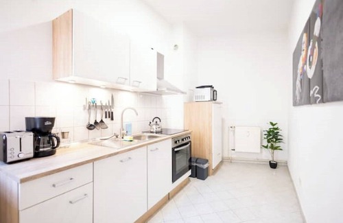 Altstadt Apartment | Ko-Living Space Opera | Suite 6 | Kitchen | Living room | Dart | City center