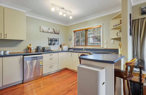 St. Heliers House | Kohi Family Home With Netflix & Gardens View
