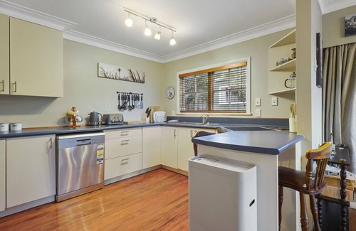 St. Heliers House | Kohi Family Home- Netflix & Gardens View