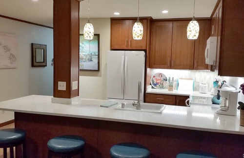 Historic Kailua Village Condo | Kona Reef Beachfront/Top Floor/Air Con/Free WiFi/Walk to Town