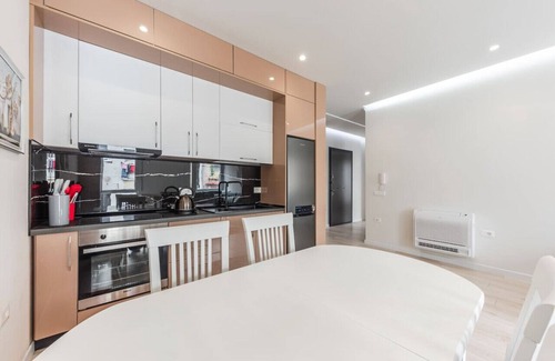 Tirana Condo | Kondo Stays - Mumba Apartment 5