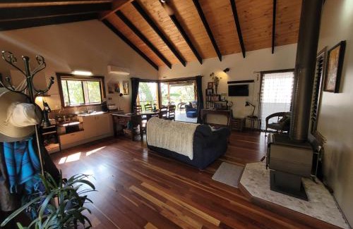 Upper Horseshoe Creek Cabin | Kookaburra Cottage at Uralba Eco Cottages
