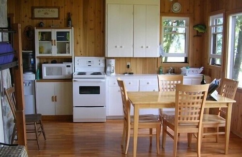Kaslo Cottage | Kootenai Hideaway Lakefront Cabin