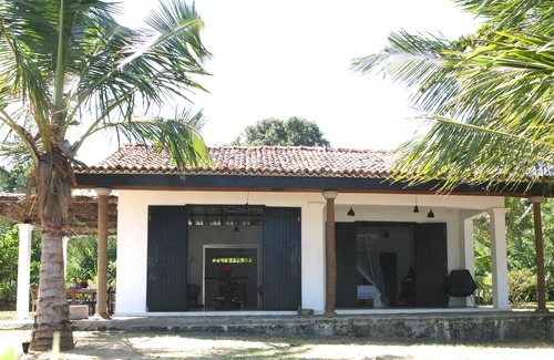 Morakatiyara House | Kotamba: One bedroom hideaway on Mawella Beach anchorage with shared pool