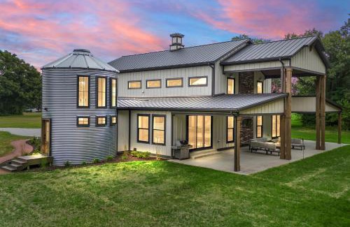 Tefft House | Kouts Home High-End Retreat in Secluded Setting