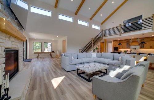 Tefft House | Kouts Home High-End Retreat in Secluded Setting