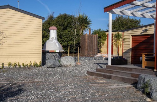 Kaikoura House | Kowhai Cottage Pizza Oven Central