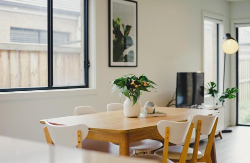 Greenvale House | KOZYGURU Greenvale VIC Roomy Charming 7 Bed House + Free Parking VGR021