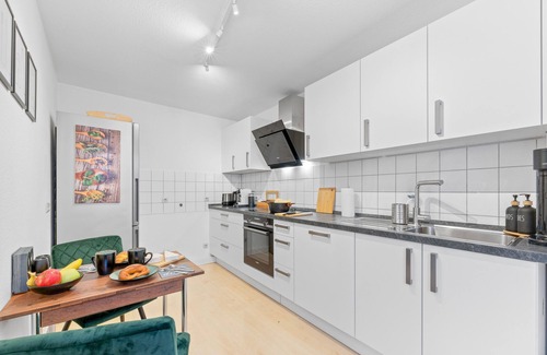 Innenstadt Apartment | Krone - ES Bhf - 2Zi & 90m2 & 6xPrs - Balcony - 65 "TV & Netflix