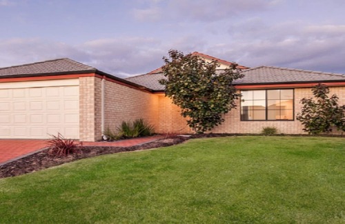 Secret Harbour House | Kum - relaxed feel in the sought after coastal town of Secret Harbour.