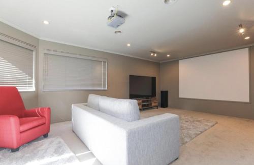 Hilltop House | Kurupae House - Taupo Central