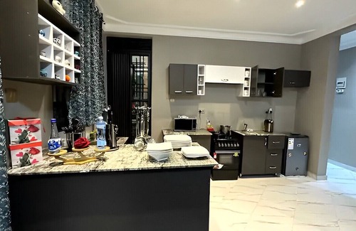 Muyenga Apartment | Kyanja Executive Suite(w/tv, wifi, Netflix and work station)