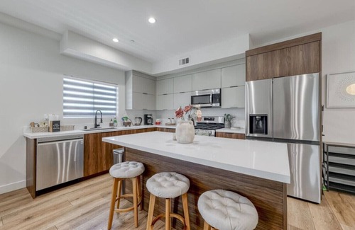 Sherman Oaks Apartment | L.A Haven Spacious Townhome