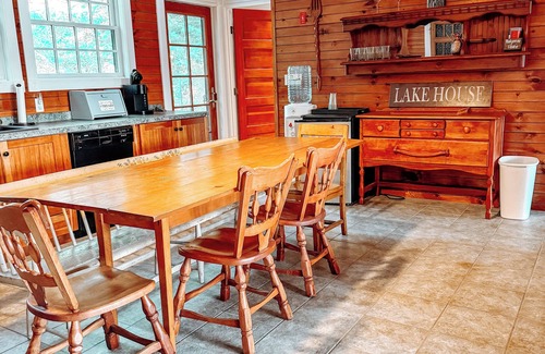 Pine River Pond House | ☀️L A K A T I O N⚓️WATERFRONT- TRAILS- KAYAKS-PADDLEBOARDS-DOCK-🐟LAKES REGION NH ⛰️