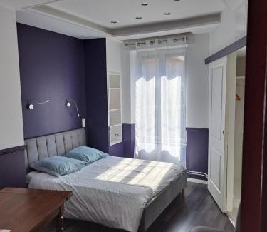 Ep 21 - Saint-Paul House | L'appARTement - chambre avec salle de bains et wc dans une galerie d'art