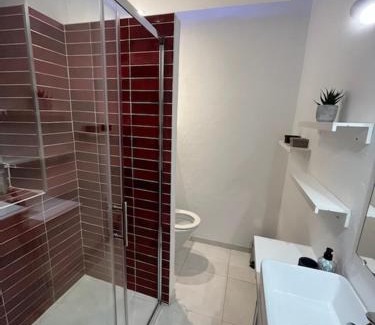 Ep 21 - Saint-Paul House | L'appARTement - chambre avec salle de bains et wc dans une galerie d'art