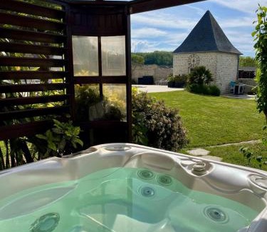 Saint-Come-de-Fresne Apartment | L'Azalée, avec accès piscine et jacuzzi