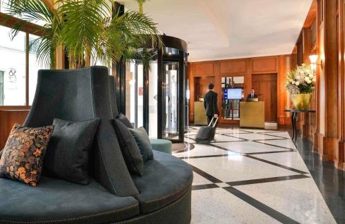 Quartier de la Porte-Saint-Denis Hotel | l'Echiquier Opéra Hotel Paris - MGallery Collection