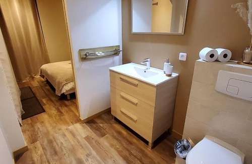 Courtonne-la-Meurdrac Bed & Breakfast | L’’ Ensoleillée Au Doux Refuge