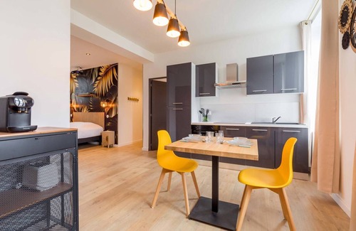 Le Creusot House | L'essentiel- Appartement avec Jacuzzi et Sauna et table de massage - SR Loc
