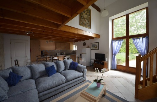 Sauze-Vaussais Cottage | L'Hirondelle: a pretty gite with pool and lovely gardens