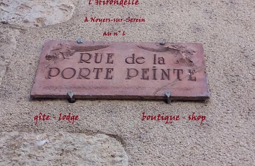 Noyers-sur-Serein Apartment | l'Hirondelle sur la Porte