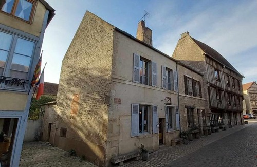 Noyers-sur-Serein Apartment | l'Hirondelle sur la Porte