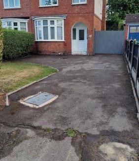 Bilston Apartment | L & J ESCAPES-4 BEDROOMs SUITABLE FOR CONTRACTORS AND FAMILIES- LARGE PRIVATE PARKING-10 MINUTES TO M6 JUNCTION 9