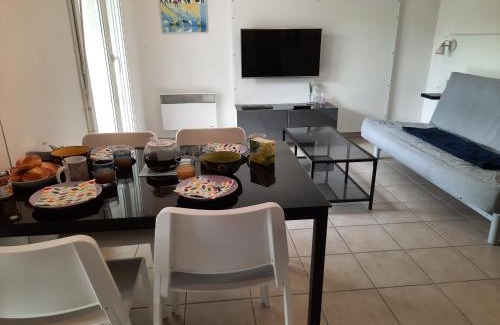 Pont-l'Abbe Apartment | L'Océanide - Appartement avec balcon-terrasse et parking privé