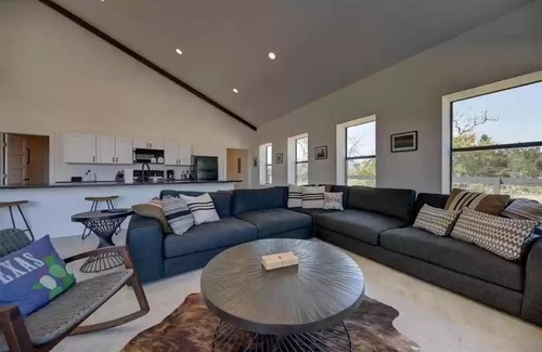 Ledbetter House | L Star Ranch Modern Barndominium - 15 minutes from Round Top!