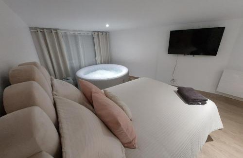 Livry-Gargan Apartment | L08 Jacuzzi 5 Étoile par Villa Dengous