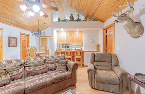 Reeds Spring House | L092, 2-Bedroom Near Lake "Great Catch Cabin