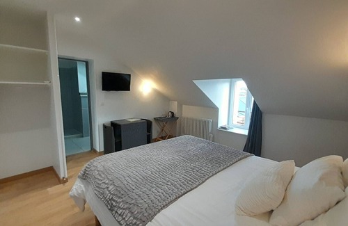 Villers-les-Ormes Bed & Breakfast | L3: double room at Domaine de Treuillaud with swimming pool