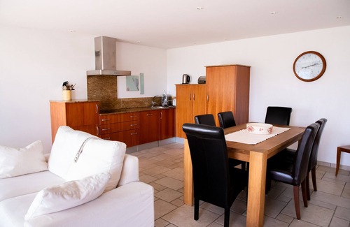 Cottens House | La Belle Ferme Dans la Prairie Face aux Alpes Suisses