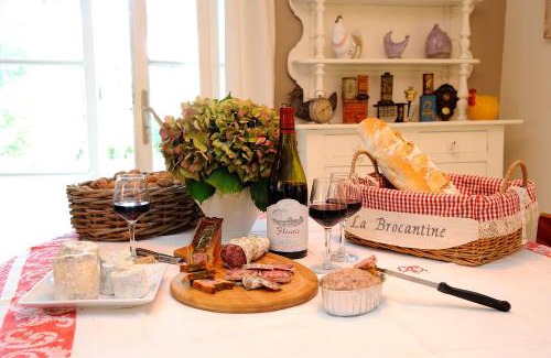 Corcelles-en-Beaujolais House | La Brocantine