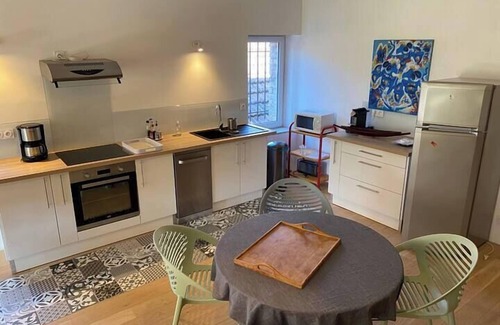 Saint-Hilaire-de-Brethmas Apartment | La cave, shared pool