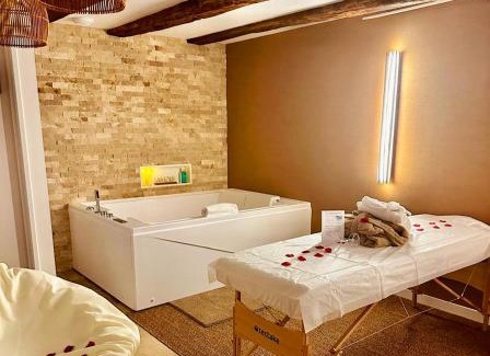 Cahors Old Town Villa | La Cadurcienne "Love room" jacuzzi & pièce secrète Cahors centre historique