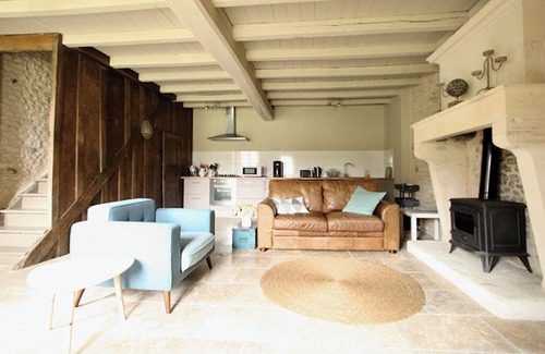 Reaux Apartment | La Cannonerie: Gîte in the heart of the Cognac vineyards with swimming pool.
