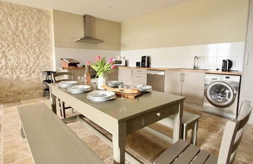 Reaux Apartment | La Cannonerie: Gîte in the heart of the Cognac vineyards with swimming pool.
