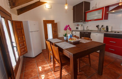 Madarcos House | La Casa de la Maestra 2 is a charming house, typical of a town, with a warm and welcoming decoration.