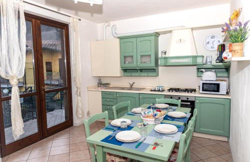 Tavernola Apartment | La casa di Gabry in residence con piscina comune