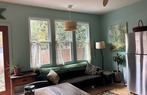 Athens Apartment | La Casita! Cozy studio HOUSE w/hot tub & private back yard in good ole Athens!