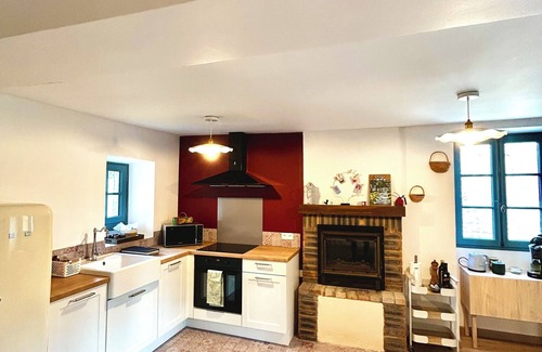 Moulins-le-Carbonnel House | La Cassine Bis is located in the heart of the most beautiful French village
