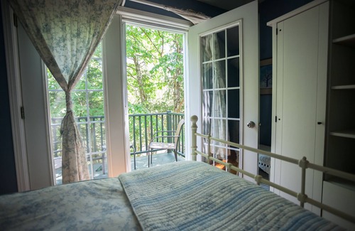 Mont-Tremblant Bed & Breakfast | La Chaumiere de l' Anse