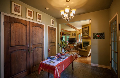 Mont-Tremblant Bed & Breakfast | La Chaumiere de l' Anse