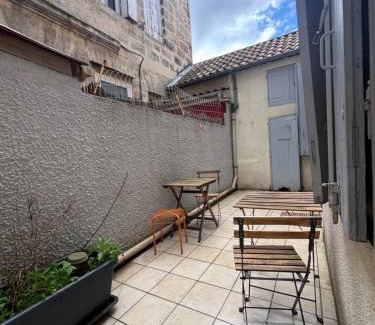 Grand Parc-Paul Doumer Apartment | La Cour des Chartrons - appt 4pax with Terrace