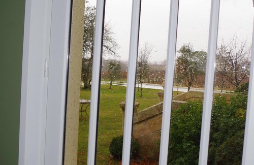 Neac House | LA CURE room, in the heart of the vineyard. Calm, family, restful: happiness !
