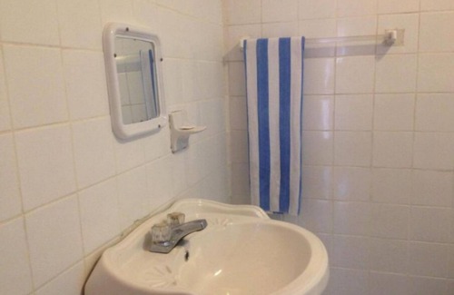 Corozal Hotel | La Delphina Bed and Breakfast Bar and Grill Twin Room